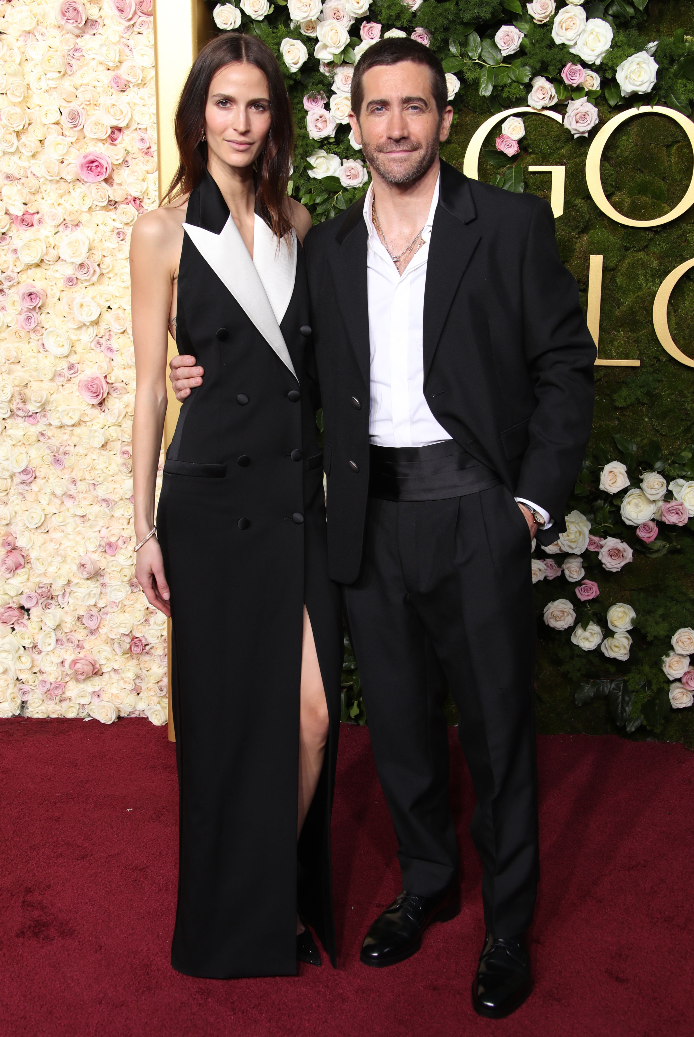 82회 골든글로브에서 프라다를 착용한 제이크 질렌할과 연인인 잔느 카디유